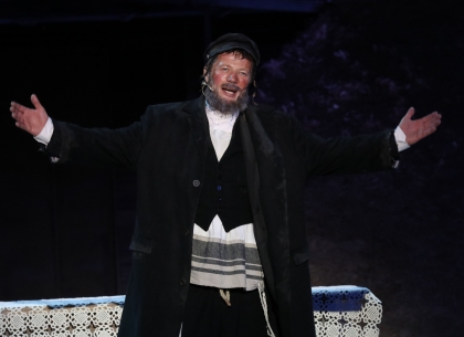 Hegedűs a háztetőn