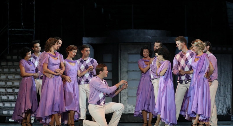 Szerelmesek Ölelése vasárnap a REÖK előtt