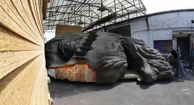 Óriás Shakespeare-fejet formál a Vízkereszt homokvára