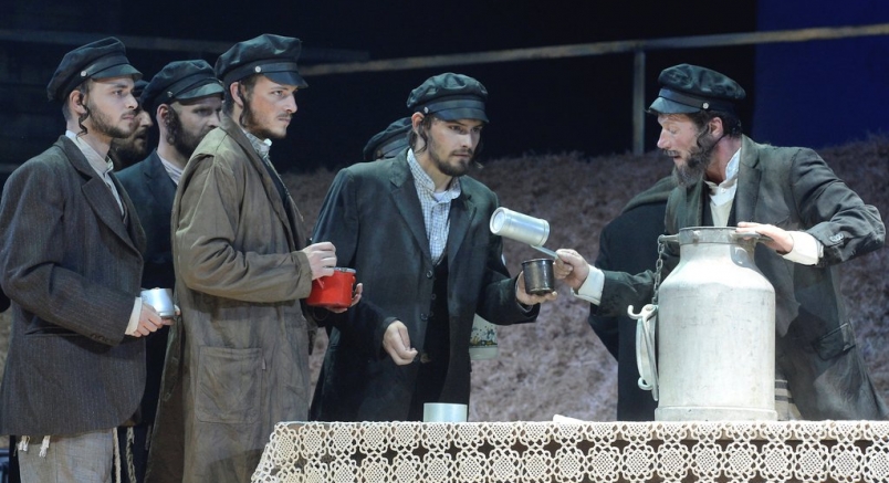 Hegedűs a háztetőn