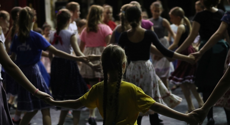 Táncosok foglalták el a Dóm teret