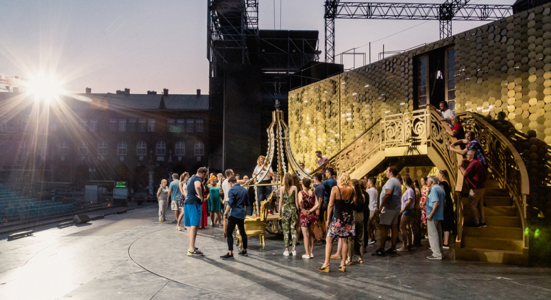 Opera a levegőben – megérkezett a Dóm térre a La Traviata!