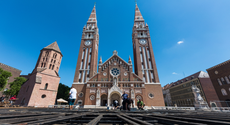 Nagy találkozások helyszíne épül a Dóm téren – készül a Szabadtéri színpada