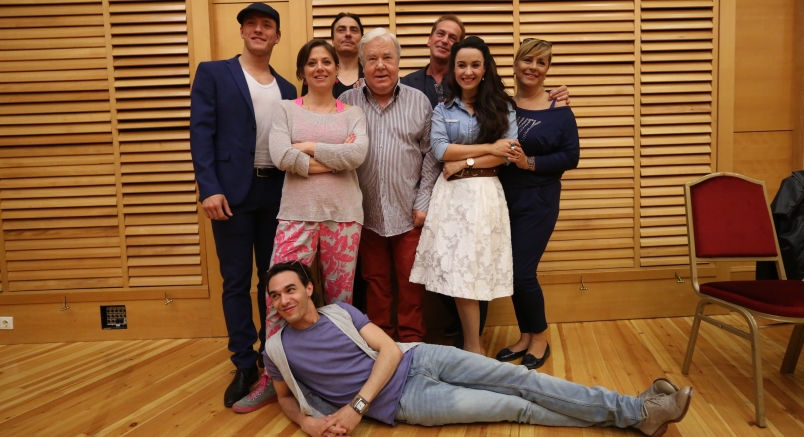 Már próbál az Ének az esőben stábja