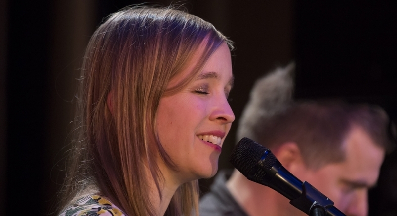 Harcsa Veronika Kassák Lajos verseit énekli a REÖK-ben